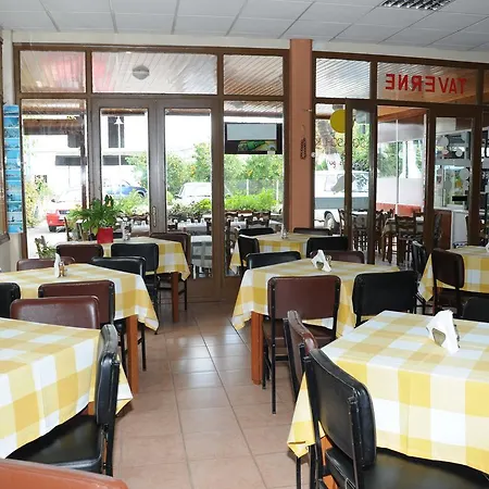 赫耳墨斯酒店 *